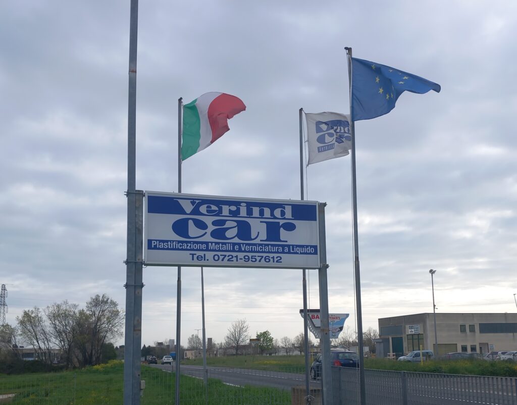 Insegna esterna all'azienda Verindcar, visibile dalla strada statale S.S. Valcesano